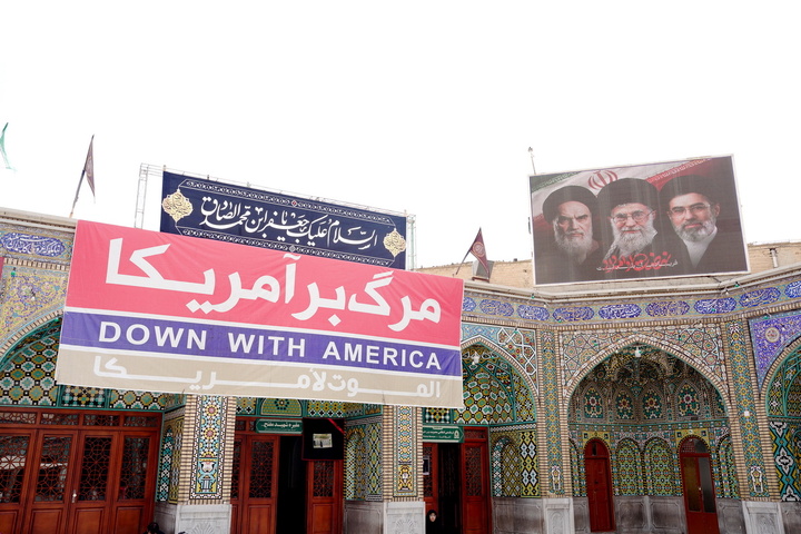 حرم بانوی کرامت در سوگ شهادت امام صادق(ع) سیاه‌پوش شد