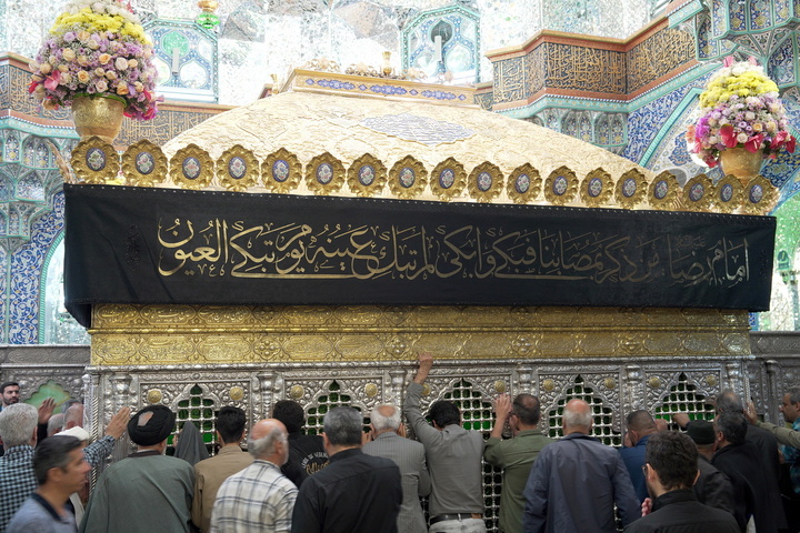 حرم بانوی کرامت در سوگ شهادت امام صادق(ع) سیاه‌پوش شد