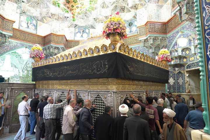 حرم بانوی کرامت در سوگ شهادت امام صادق(ع) سیاه‌پوش شد