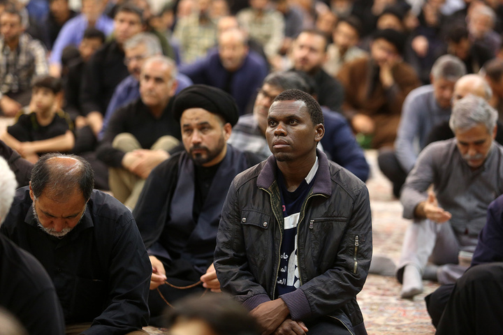 عزاداری شب شهادت رئیس مذهب شیعه در حرم حضرت معصومه (س)