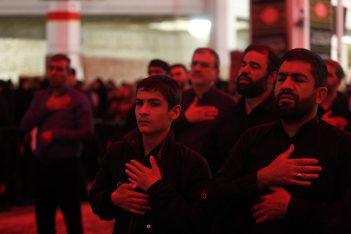 عزاداری شب شهادت رئیس مذهب شیعه در حرم حضرت معصومه (س)