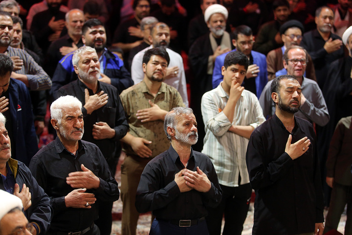 عزاداری شب شهادت رئیس مذهب شیعه در حرم حضرت معصومه (س)