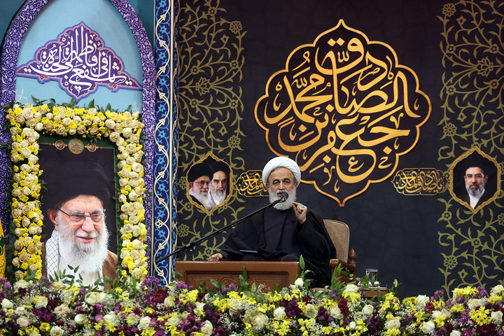 عزاداری شب شهادت رئیس مذهب شیعه در حرم حضرت معصومه (س)