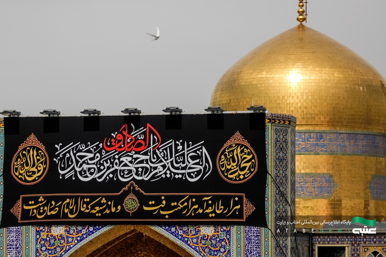 تركيب لافتات بمناسبة استشهاد الإمام الصادق (علیه السلام)في الحرم الرضوي الشریف