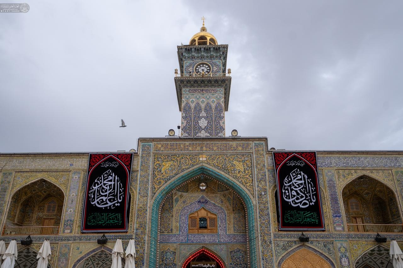 تركيب لافتات بمناسبة استشهاد الإمام الصادق (علیه السلام)في العتبة العلویة المقدسة