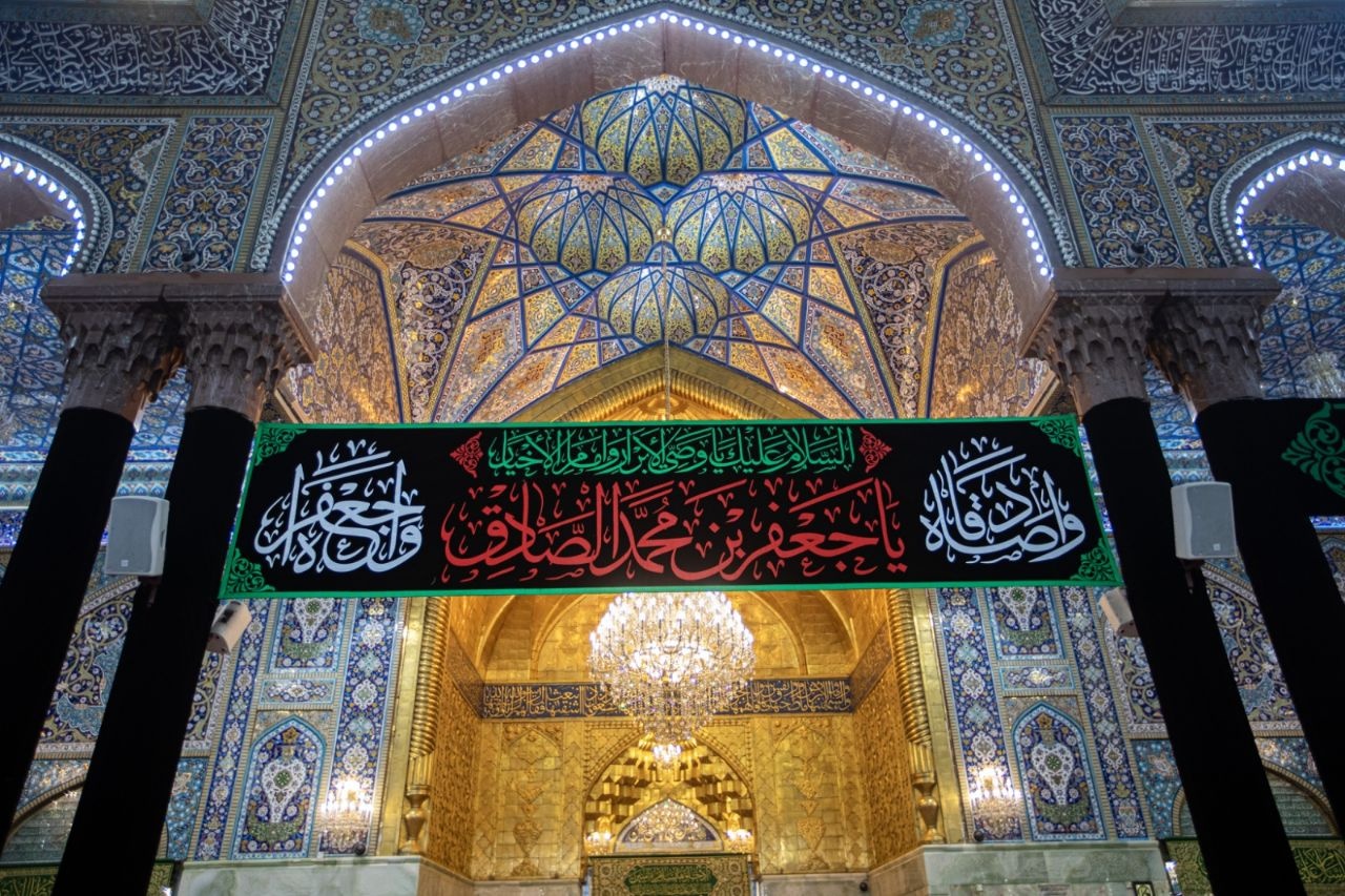 تركيب لافتات بمناسبة استشهاد الإمام الصادق (علیه السلام)في العتبة الحسینیة المقدسة