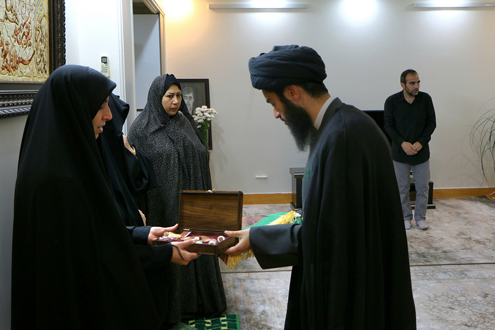 عطر حرم بانوی کرامت در منزل خانواده شهدا پیچید11