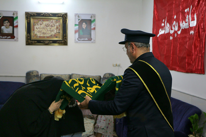 عطر حرم بانوی کرامت در منزل خانواده شهدا پیچید11