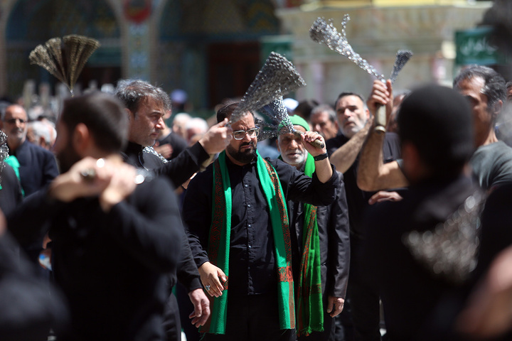 عرض ارادت دسته‌جات عزاداری امام صادق (ع) در حرم بانوی کرامت