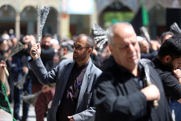 عرض ارادت دسته‌جات عزاداری امام صادق (ع) در حرم بانوی کرامت