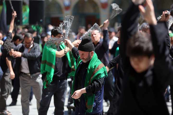 عرض ارادت دسته‌جات عزاداری امام صادق (ع) در حرم بانوی کرامت