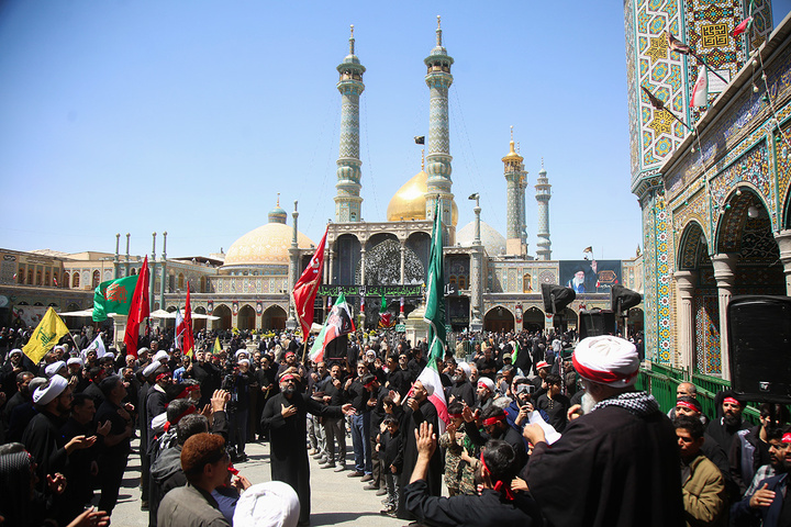 عرض ارادت دسته‌جات عزاداری امام صادق (ع) در حرم بانوی کرامت