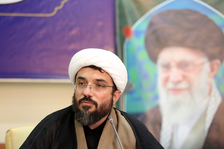 تکریم خانواده شهدای دانش‌آموز توسط خادمان حرم قم در دهه کرامت
