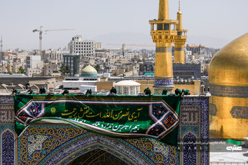 کتیبه‌های کرامت بر دیوارهای نور ؛ حرم رضوی آماده جشن های دهه کرامت