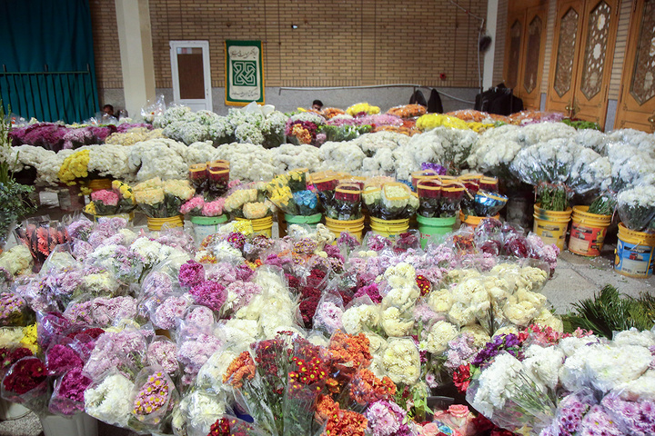 1 گل‌آرایی ضریح مطهر حرم حضرت معصومه (س) در آستانه آغاز دهه کرامت