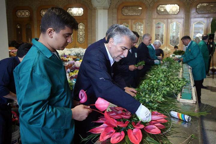 1 گل‌آرایی ضریح مطهر حرم حضرت معصومه (س) در آستانه آغاز دهه کرامت