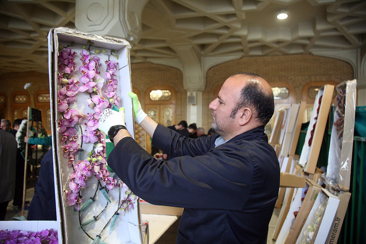 1 گل‌آرایی ضریح مطهر حرم حضرت معصومه (س) در آستانه آغاز دهه کرامت