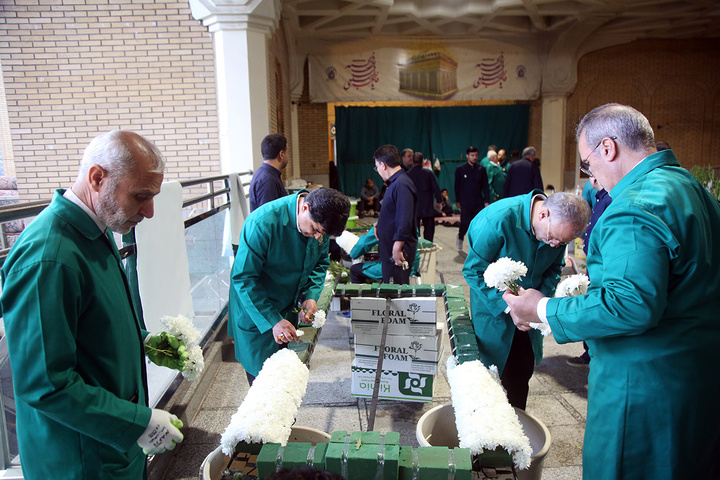 1 گل‌آرایی ضریح مطهر حرم حضرت معصومه (س) در آستانه آغاز دهه کرامت