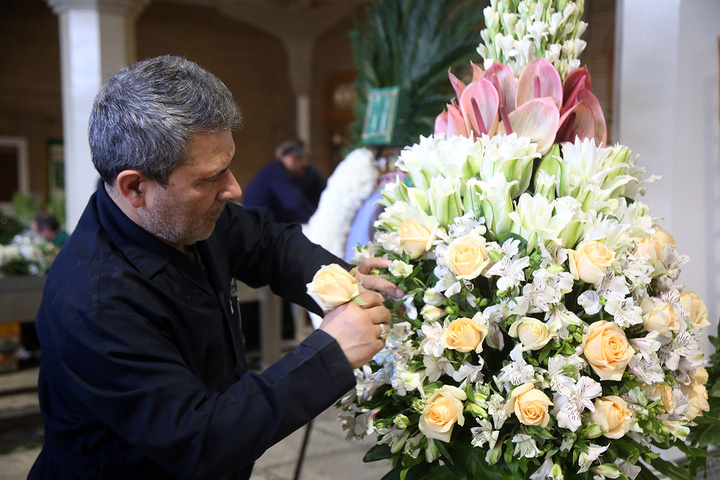 1 گل‌آرایی ضریح مطهر حرم حضرت معصومه (س) در آستانه آغاز دهه کرامت