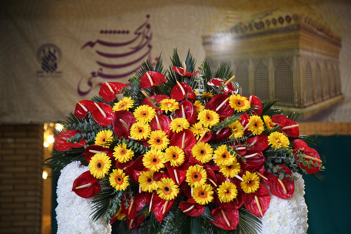 1 گل‌آرایی ضریح مطهر حرم حضرت معصومه (س) در آستانه آغاز دهه کرامت