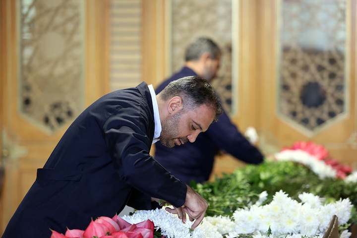 1 گل‌آرایی ضریح مطهر حرم حضرت معصومه (س) در آستانه آغاز دهه کرامت