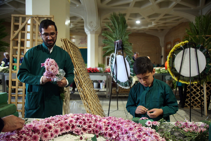 1 گل‌آرایی ضریح مطهر حرم حضرت معصومه (س) در آستانه آغاز دهه کرامت