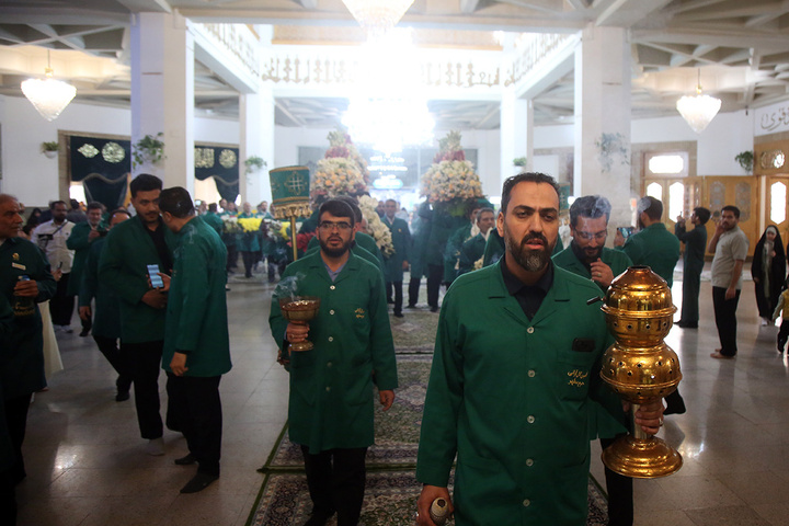 1 گل‌آرایی ضریح مطهر حرم حضرت معصومه (س) در آستانه آغاز دهه کرامت