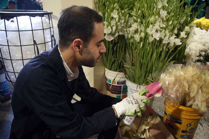 1 گل‌آرایی ضریح مطهر حرم حضرت معصومه (س) در آستانه آغاز دهه کرامت