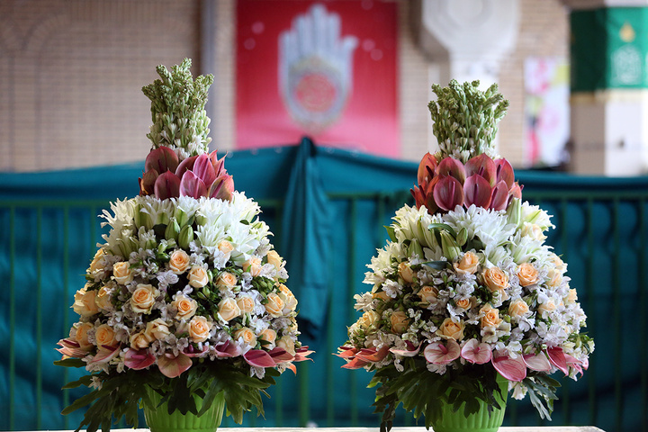 1 گل‌آرایی ضریح مطهر حرم حضرت معصومه (س) در آستانه آغاز دهه کرامت