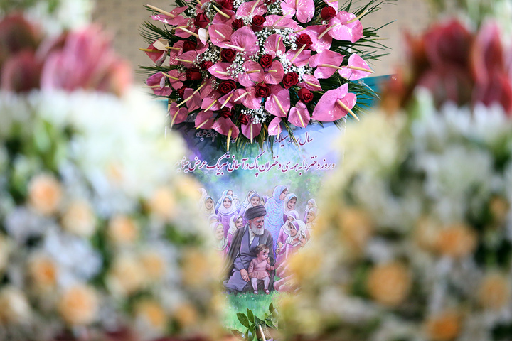 1 گل‌آرایی ضریح مطهر حرم حضرت معصومه (س) در آستانه آغاز دهه کرامت