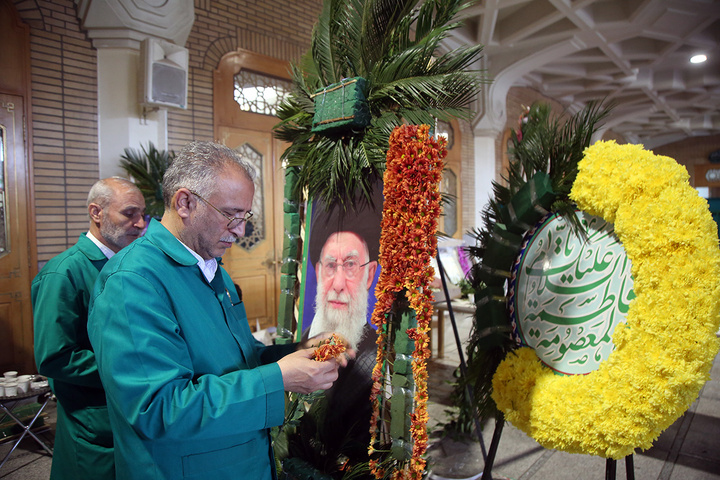 1 گل‌آرایی ضریح مطهر حرم حضرت معصومه (س) در آستانه آغاز دهه کرامت