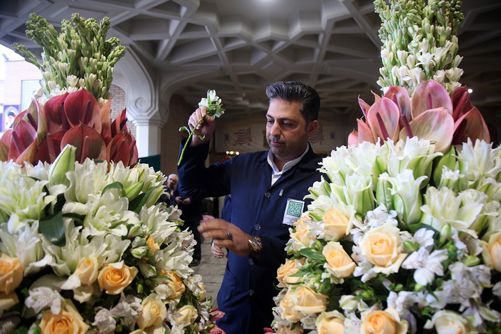 1 گل‌آرایی ضریح مطهر حرم حضرت معصومه (س) در آستانه آغاز دهه کرامت