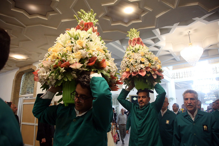 1 گل‌آرایی ضریح مطهر حرم حضرت معصومه (س) در آستانه آغاز دهه کرامت