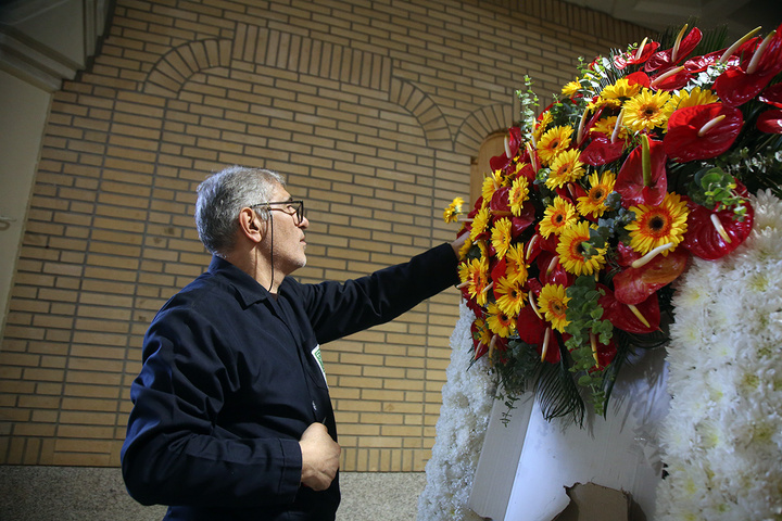 1 گل‌آرایی ضریح مطهر حرم حضرت معصومه (س) در آستانه آغاز دهه کرامت