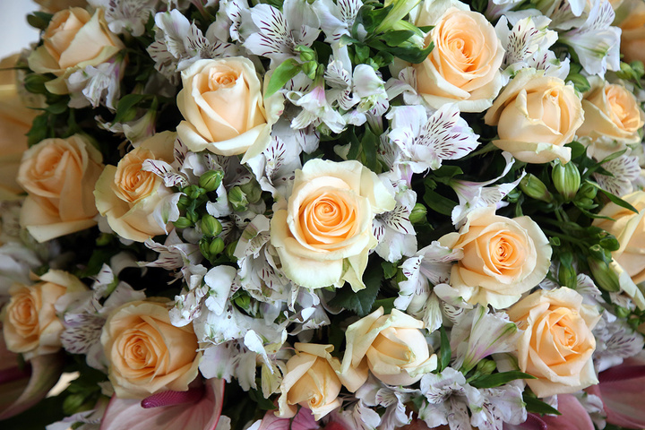 1 گل‌آرایی ضریح مطهر حرم حضرت معصومه (س) در آستانه آغاز دهه کرامت