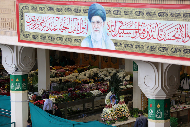 1 گل‌آرایی ضریح مطهر حرم حضرت معصومه (س) در آستانه آغاز دهه کرامت