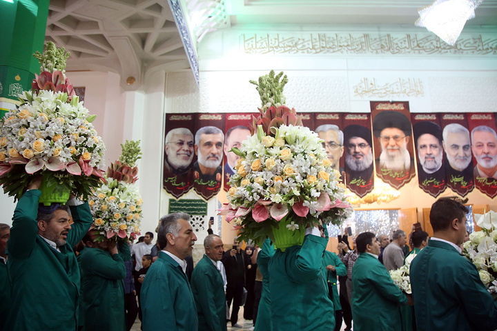 1 گل‌آرایی ضریح مطهر حرم حضرت معصومه (س) در آستانه آغاز دهه کرامت