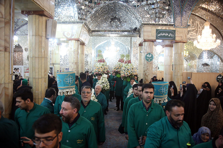 1 گل‌آرایی ضریح مطهر حرم حضرت معصومه (س) در آستانه آغاز دهه کرامت