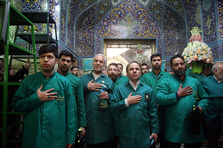 1 گل‌آرایی ضریح مطهر حرم حضرت معصومه (س) در آستانه آغاز دهه کرامت