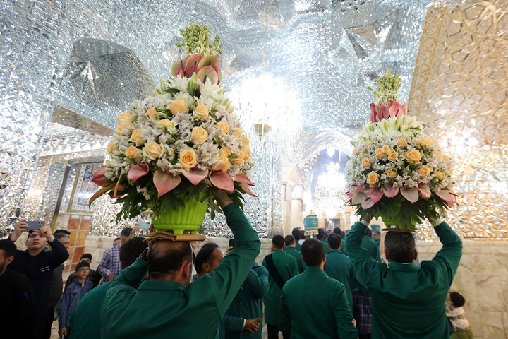 1 گل‌آرایی ضریح مطهر حرم حضرت معصومه (س) در آستانه آغاز دهه کرامت