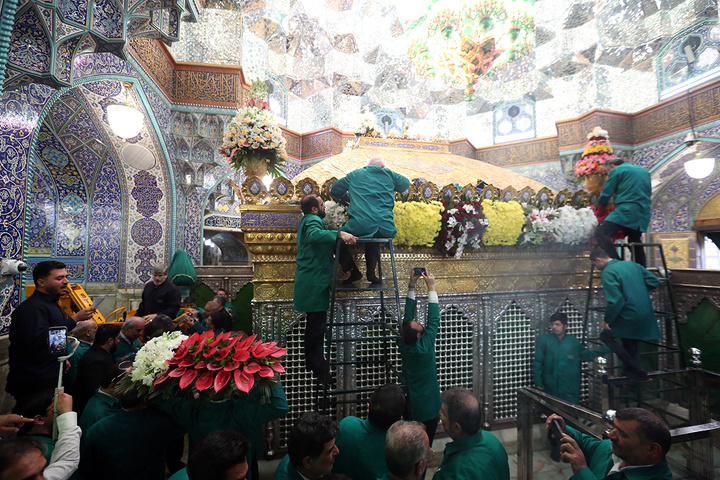 1 گل‌آرایی ضریح مطهر حرم حضرت معصومه (س) در آستانه آغاز دهه کرامت