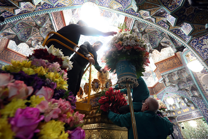 1 گل‌آرایی ضریح مطهر حرم حضرت معصومه (س) در آستانه آغاز دهه کرامت