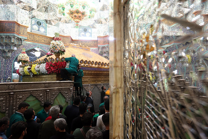 1 گل‌آرایی ضریح مطهر حرم حضرت معصومه (س) در آستانه آغاز دهه کرامت