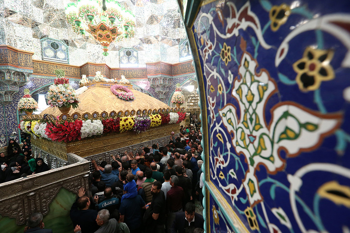 1 گل‌آرایی ضریح مطهر حرم حضرت معصومه (س) در آستانه آغاز دهه کرامت