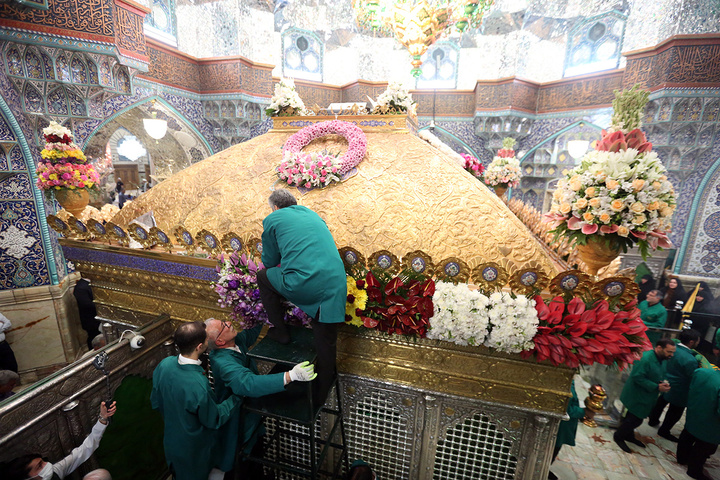 1 گل‌آرایی ضریح مطهر حرم حضرت معصومه (س) در آستانه آغاز دهه کرامت