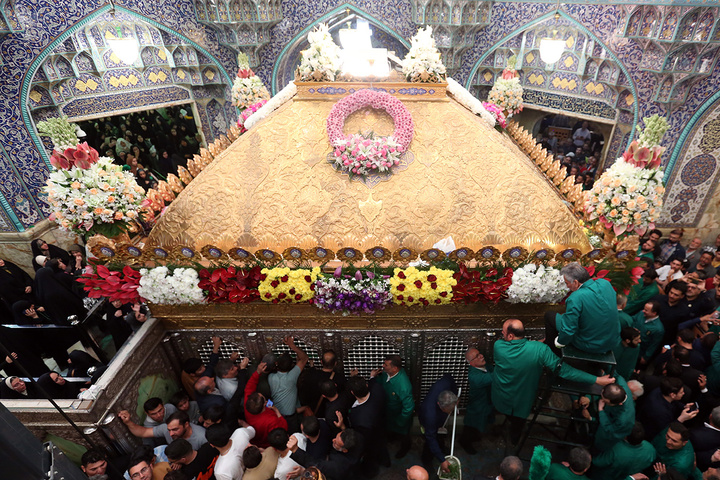 1 گل‌آرایی ضریح مطهر حرم حضرت معصومه (س) در آستانه آغاز دهه کرامت
