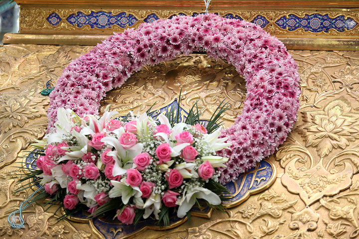 1 گل‌آرایی ضریح مطهر حرم حضرت معصومه (س) در آستانه آغاز دهه کرامت