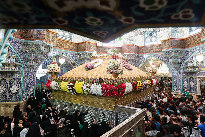 1 گل‌آرایی ضریح مطهر حرم حضرت معصومه (س) در آستانه آغاز دهه کرامت