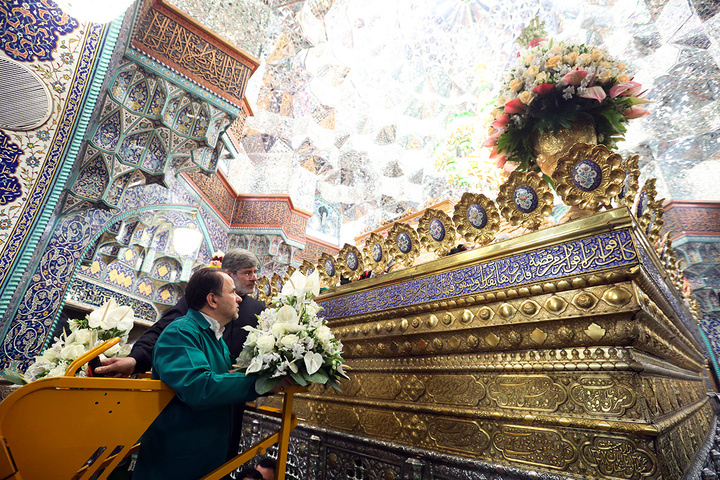 1 گل‌آرایی ضریح مطهر حرم حضرت معصومه (س) در آستانه آغاز دهه کرامت
