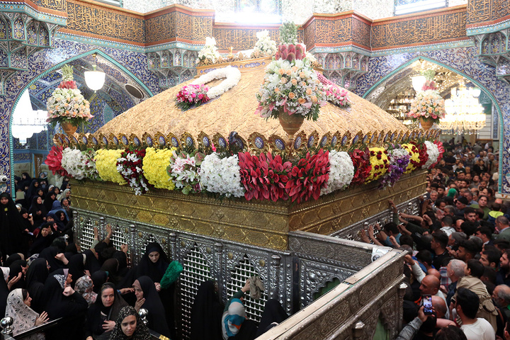 1 گل‌آرایی ضریح مطهر حرم حضرت معصومه (س) در آستانه آغاز دهه کرامت